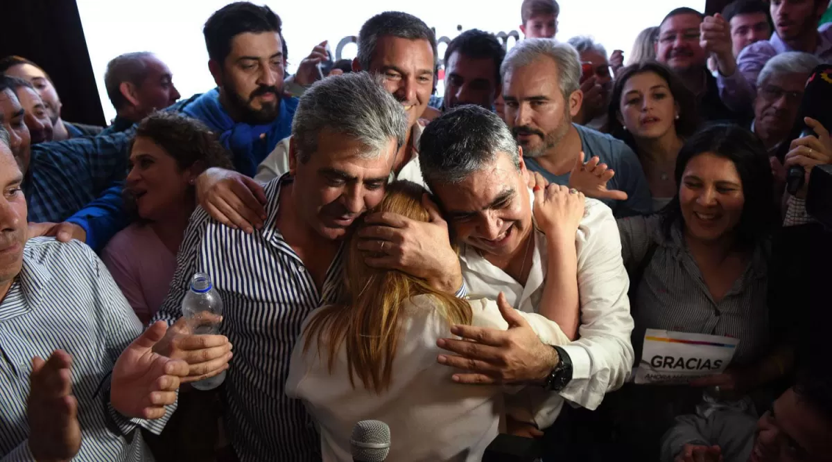 FESTEJO DE CAMBIEMOS. Alfaro y Cano abrazan a Beatriz Ávila tras las elecciones del domingo. LA GACETA / DIEGO ARÁOZ