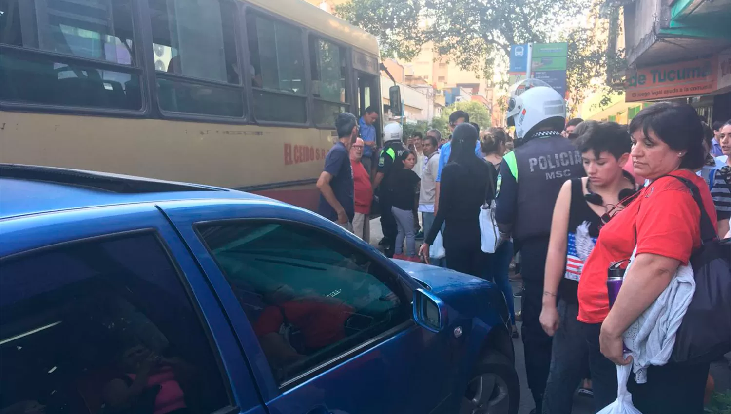 Un colectivo le dañó el retrovisor, se bajó del auto con un arma y atacó al chofer