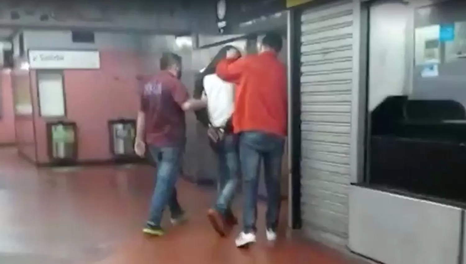 DETIENEN AL NEGRO DE WHATSAPP.  FOTO TOMADA DE CRONICA.COM.AR