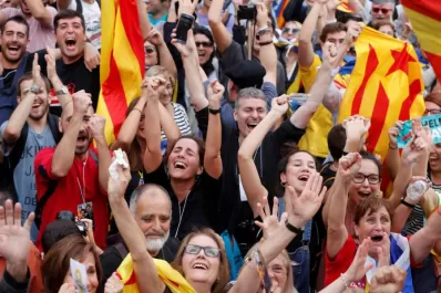 En medio del festejo, Rajoy destituyó a Puigdemont