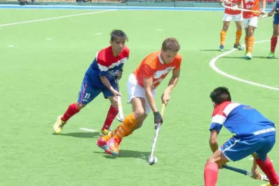 Hockey: las chicas siguen en carrera; los varones no