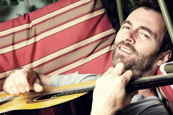 Kevin Johansen hace un show sin discriminación de géneros músicales