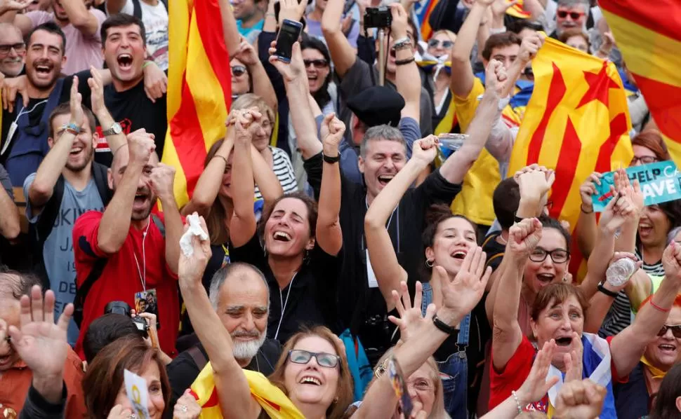 ¡VIVA LA REPÚBLICA! Los catalanes salieron a la calle a festejar la independencia de España, a la misma hora que en Madrid se aprobaba la intervención.  