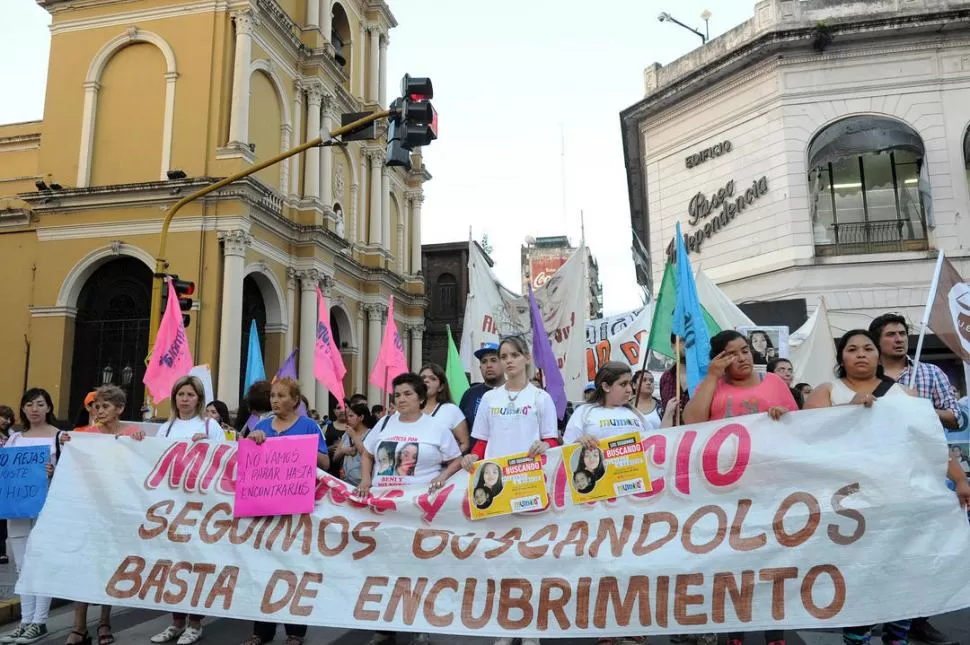 MARCHARON AYER. Amalia Ojeda, madre y abuela de las personas desaparecidas, se puso una remera con los rostros de ellas y lideró la manifestación. la gaceta / foto de héctor peralta