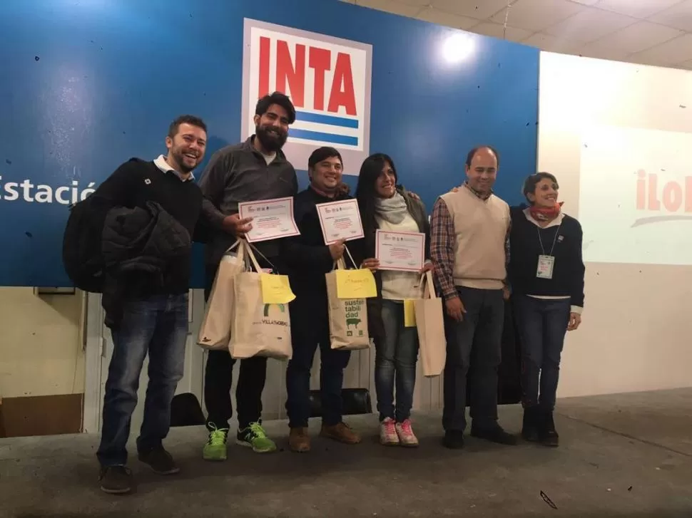 FELICIDAD. En la imagen aparecen los alumnos ganadores junto a docentes de la cátedra y a una de las jurados. 