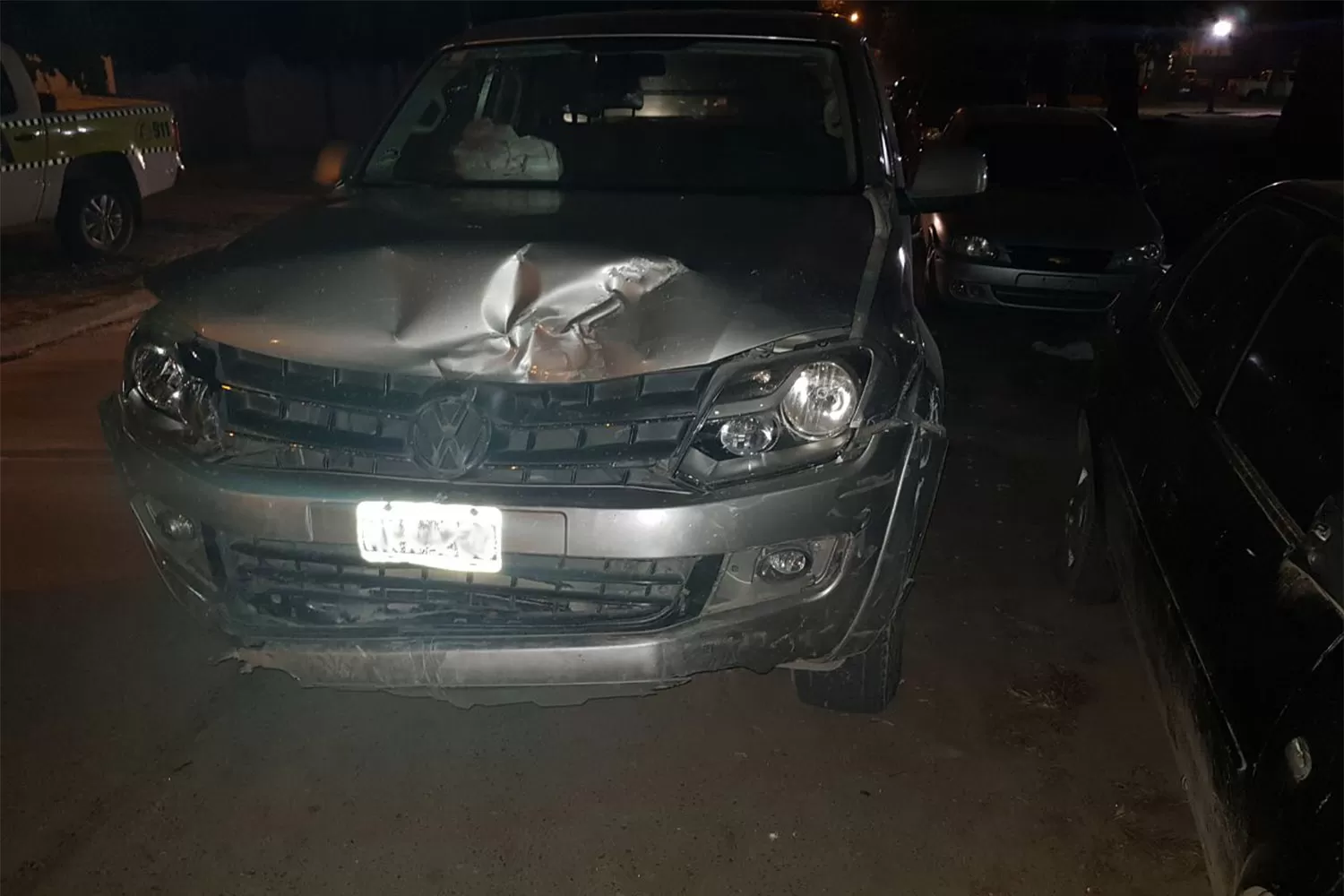 ACCIDENTE. La camioneta que habría participado del accidente con un auto en el Camino de Sirga. FOTO ENVIADA A LA GACETA WHATSAPP.