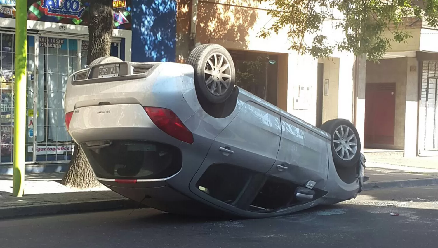 Perdió el control del auto, chocó una combi y quedó con las ruedas para arriba