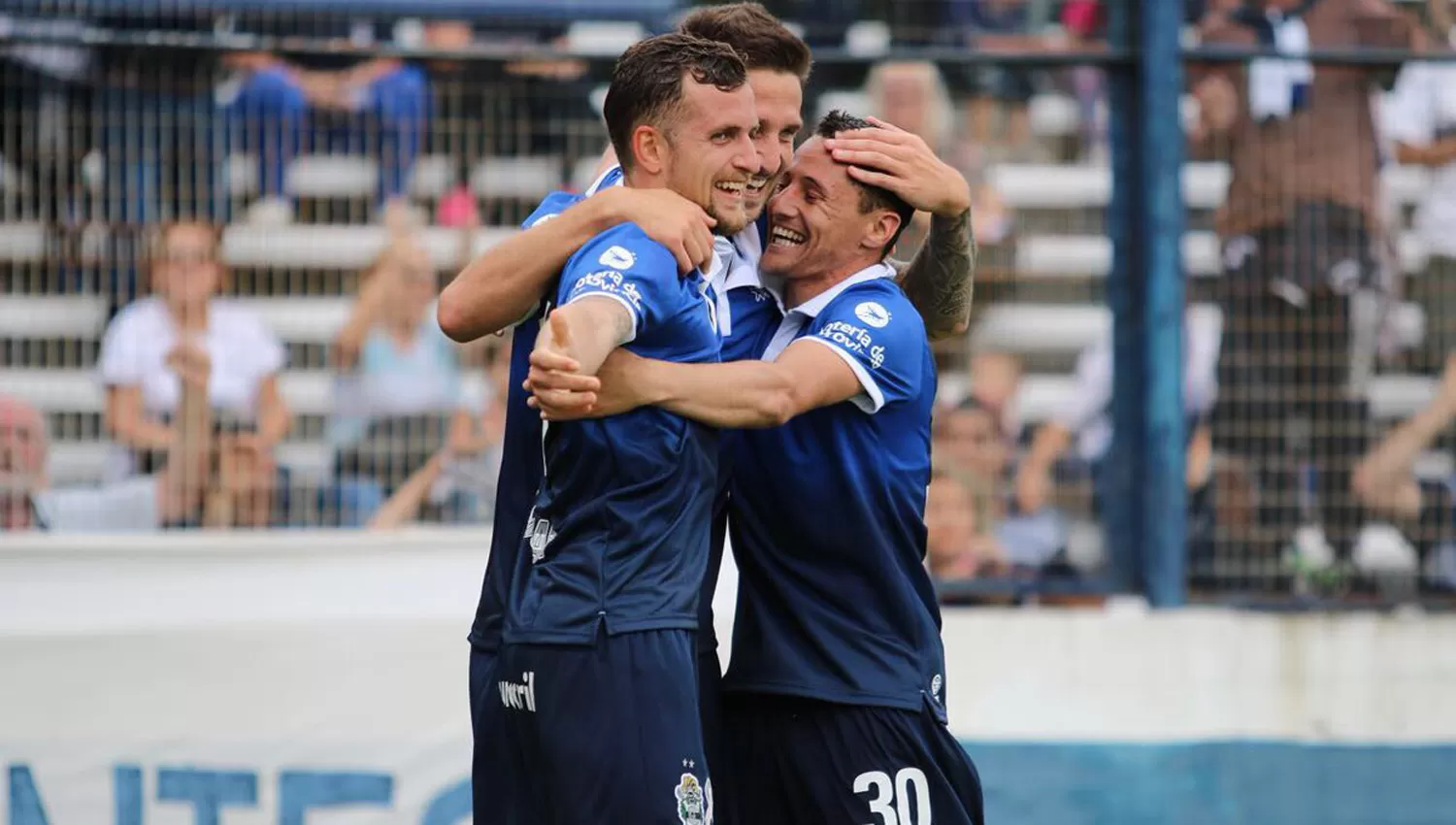 FESTEJO. Los jugadores de Gimnasia se abrazan luego del triunfo sobre Vélez. (FOTO @GIMNASIAOFICIAL)