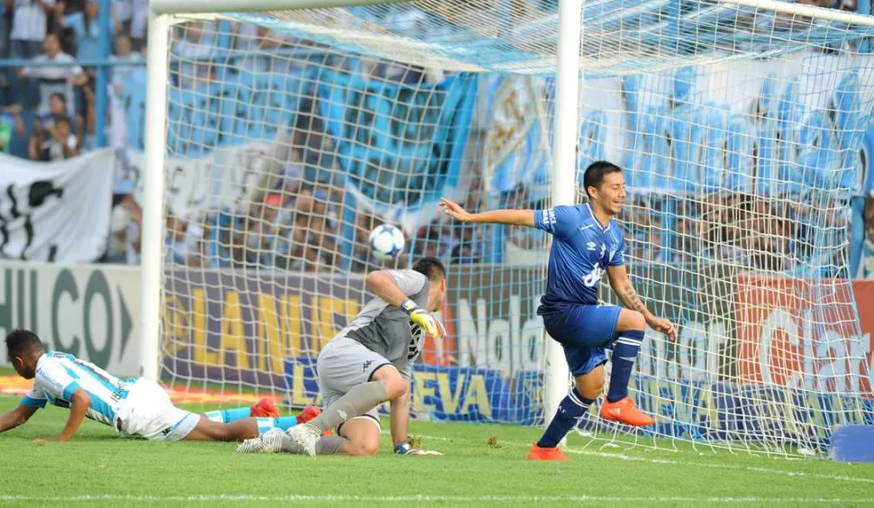 FESTEJE, MAESTRO. Acosta ya venció al arquero Juan Musso y comienza el festejo de su gol, el segundo de Atlético, que en poco más de 20’ liquidó a Racing. la gaceta / foto de héctor peralta