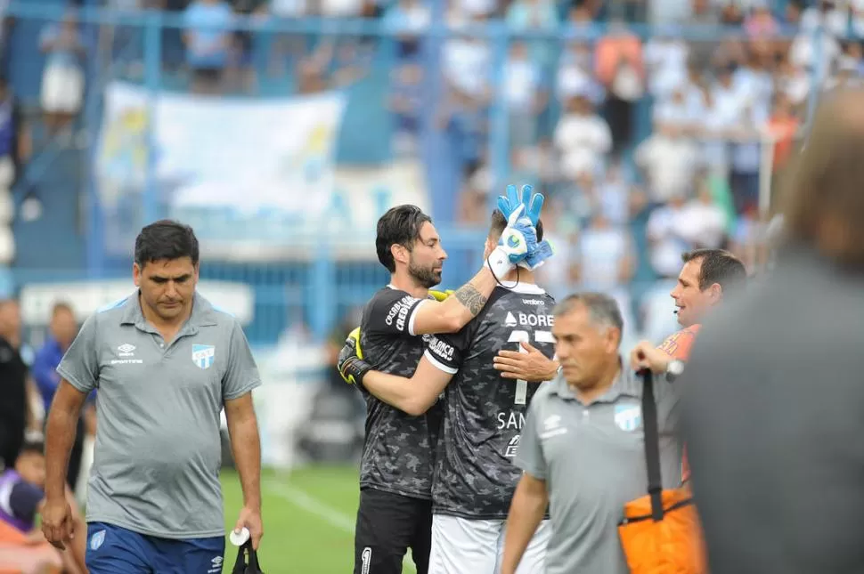 ABRAZO Y SUERTE. Lucchetti saluda a Sánchez, antes de dejar del campo lesionado. “Oso” suplió de buena manera a “Laucha”. Lo hizo en un momento picante. la gaceta / foto de héctor peralta