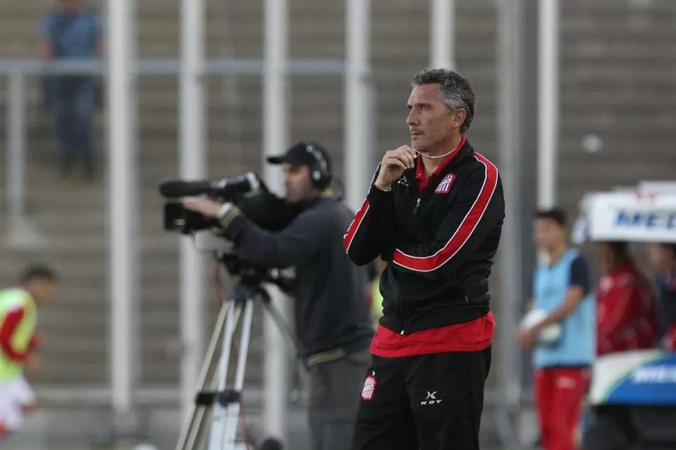 ILUSIONADO. Cagna se mostró feliz porque, según su mirada, “San Martín jugó el mejor partido en lo que va del torneo”. foto de agustín marcarián (especial para la gaceta)