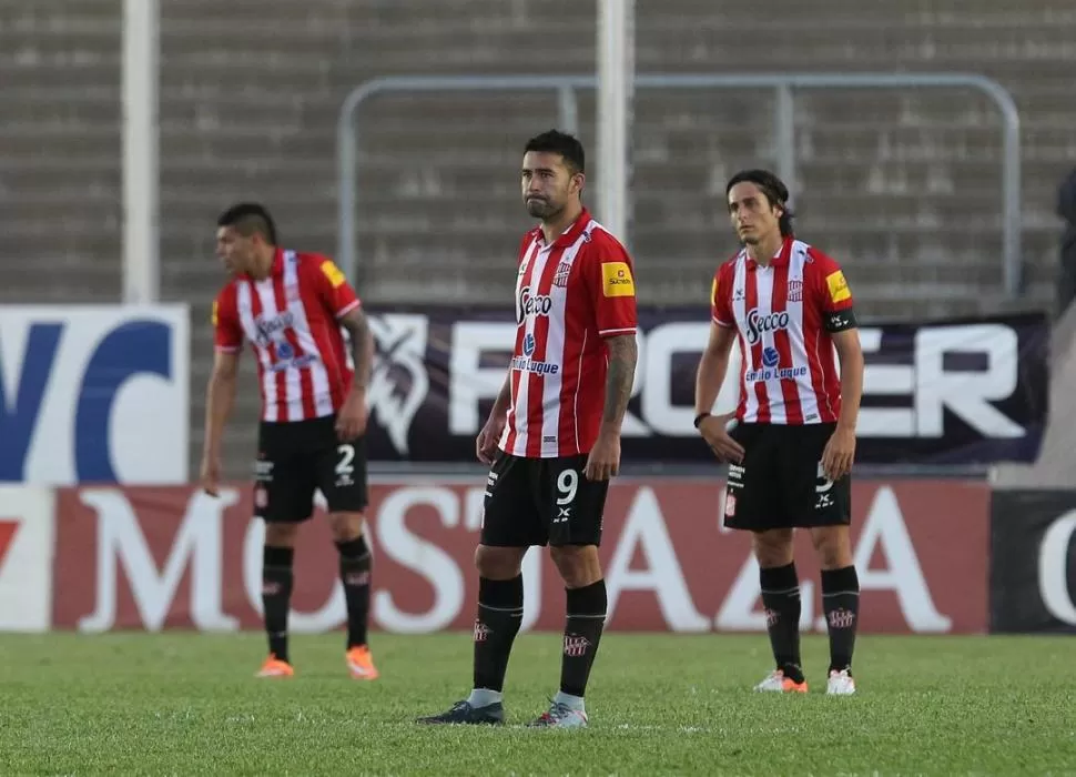 DESCONTENTO. Las caras de Claudio Bieler y Sebastián Prediger muestran su desazón por su quinta igualdad consecutiva. foto de agustín marcarián (especial para la gaceta)