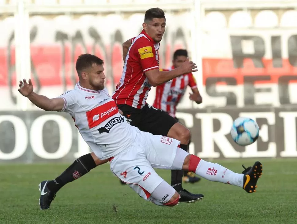 MUCHA ENTREGA Y NADA MÁS. Nicolás Benegas puso mucha actitud, pero no pesó mucho en el juego. Nunca pudo conectarse ni con Bieler ni con los volantes. foto de agustín marcarián (especial para la gaceta)