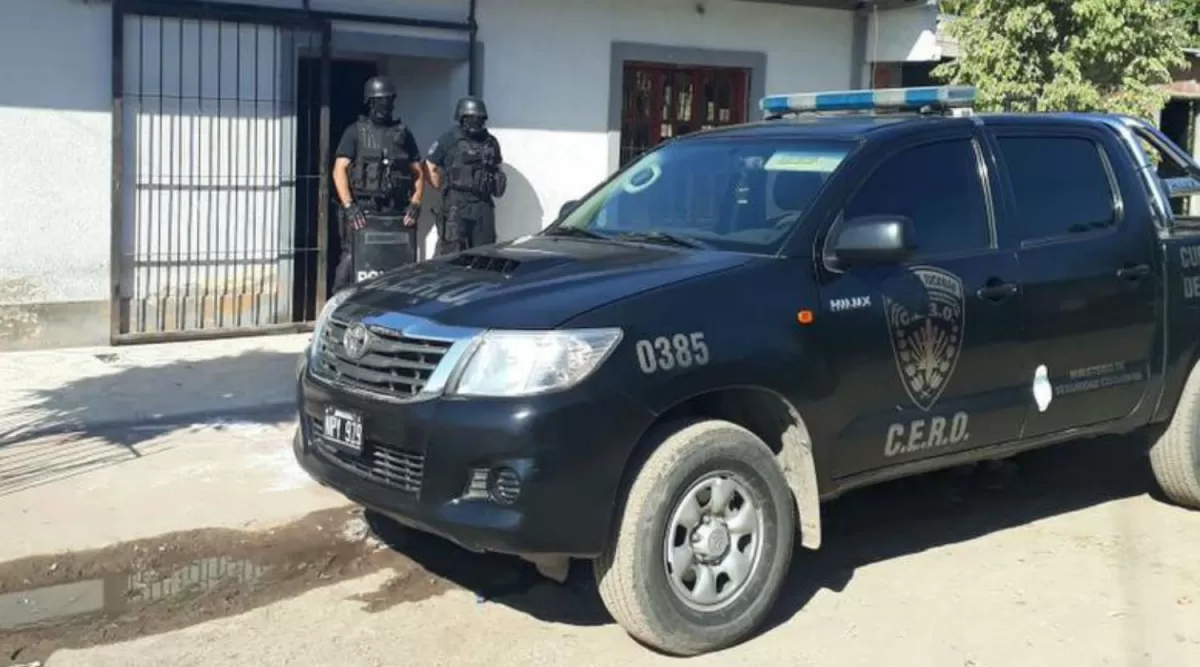 EN ACCIÓN. Los operativos se realizaron desde las cinco de la mañana de ayer en la zona sur de la capital. No había órdenes de detención. 