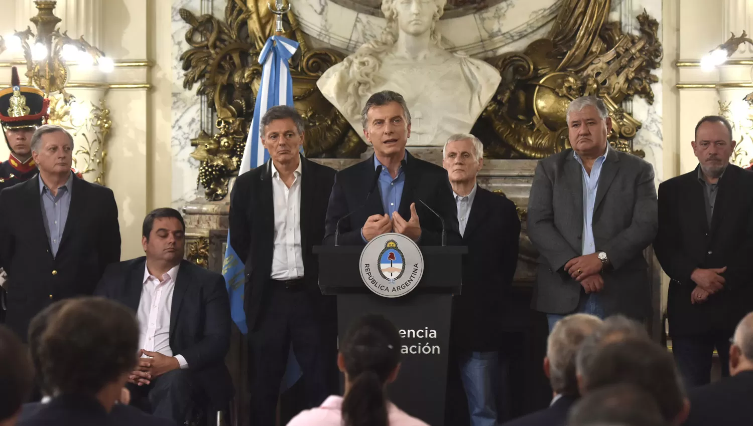 MACRI. El presidente y parte de su gabinete, la semana pasada en Casa Rosada. DYN