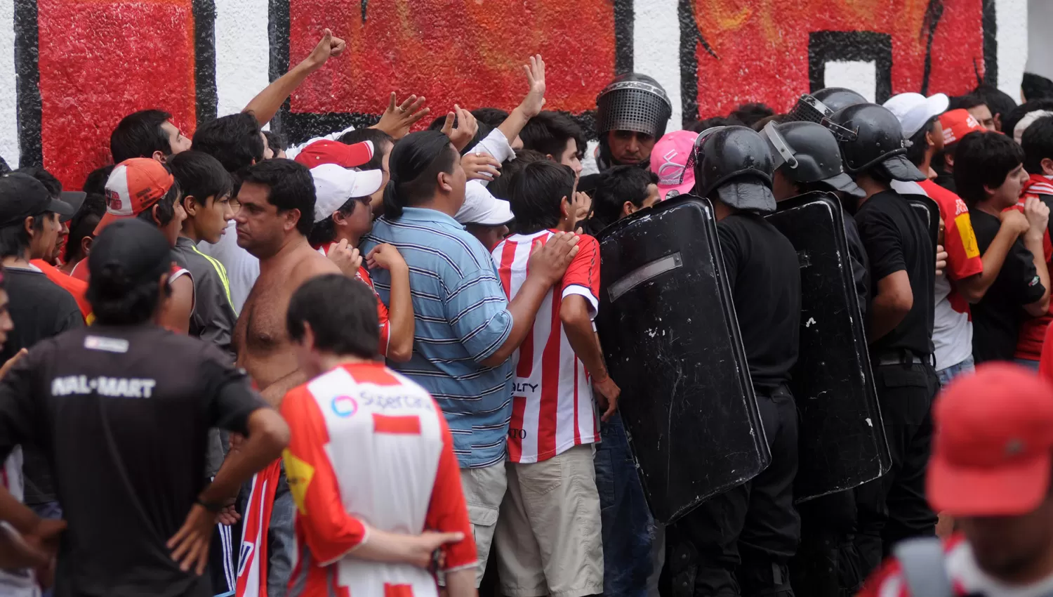 LOCOS POR UNA ENTRADA. Hinchas de San Martín. (ARCHIVO LA GACETA)