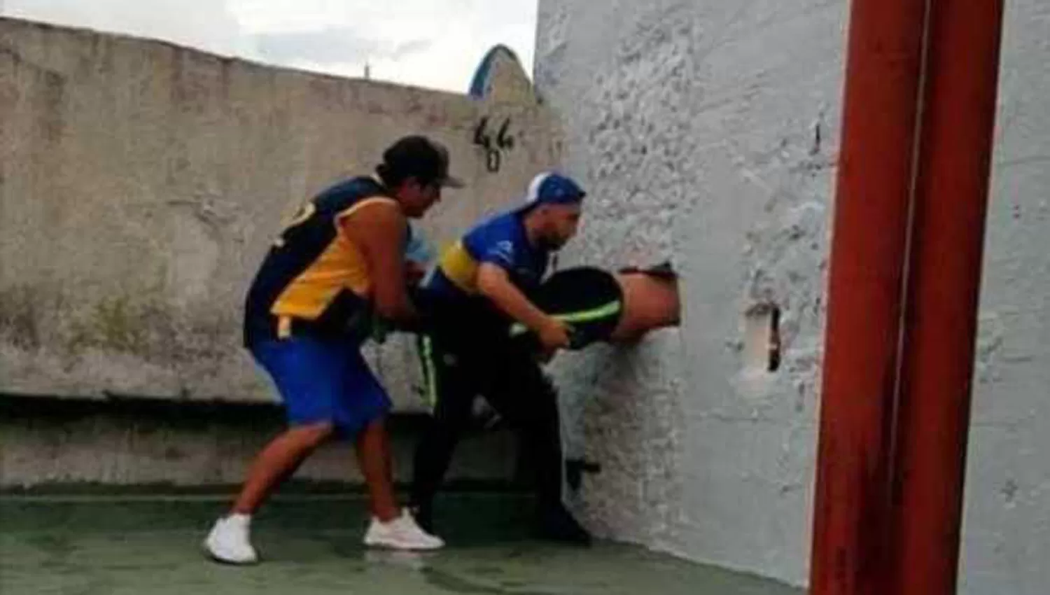 ATRAPADO. Hincha de Boca en La Bombonera. (FOTO TOMADA DE TWITTER)