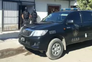 En un operativo por el crimen de un custodio de Alperovich hallaron un auto con un logo falso de la Policía