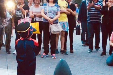 Video: el mini granadero enterneció a todos en la Plaza de Mayo