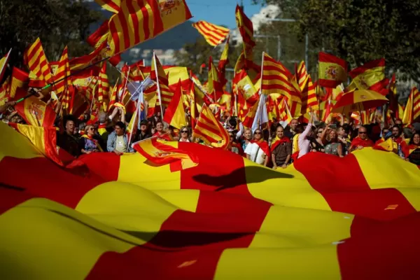 Al grito de “Cataluña es España”, opositores a la independencia coparon calles de Barcelona
