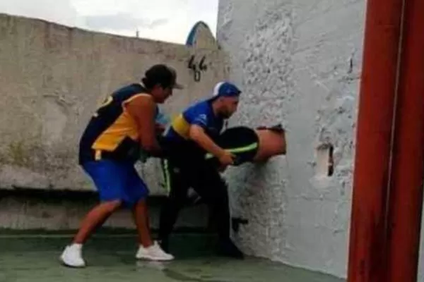 Se hizo viral: un hincha de Boca quiso pasarse de tribuna y quedó atrapado en la pared
