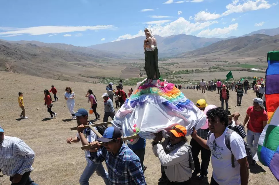 POR LA UNIÓN DE LOS PUEBLOS. Devotos unen sus manos en gesto fraterno, como hijos de la misma Madre del Cielo. 