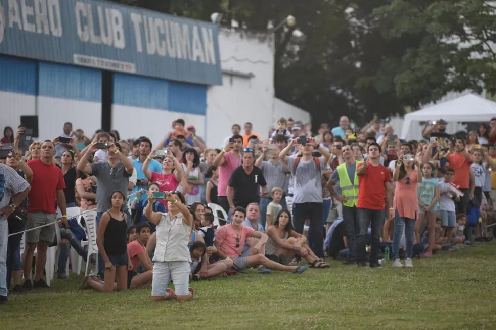  TODOS MIRANDO ARRIBA. Las acrobacias aéreas y la demostración del avión que suelta agua para combatir los incendios forestales y de cañaverales fueron los momentos que más captaron la atención del público. la gaceta / fotos de analía jaramillo