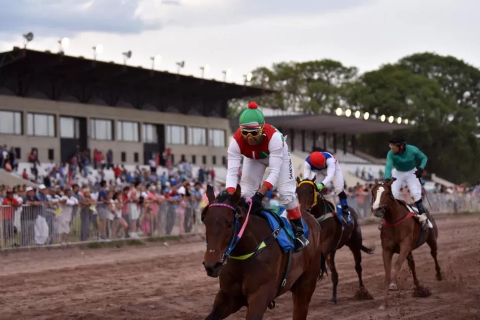 NOTABLE VICTORIA. Sidney Beach contó con la muy buena conducción de Cristian Caram para ganar la “Polla de Potrancas”. la gaceta / foto de Inés Quinteros Orio