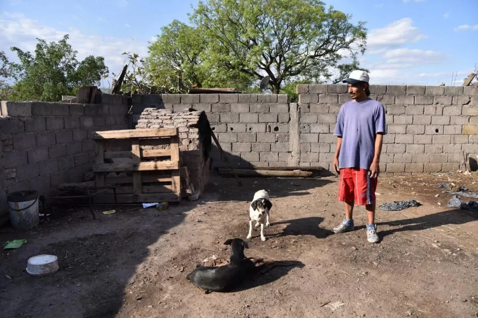 HORNO DE BARRO. Guerra explica desde el patio de su casa que, sin los insumos del Estado, ahora sirven la merienda una sola vez a la semana. la gaceta / foto de Inés Quinteros Orio