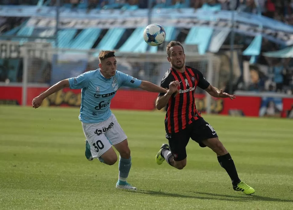 CON TODO. Sebastián Bellucchi tratar de dejar en el camino a José Escobar.  fotos dyn 