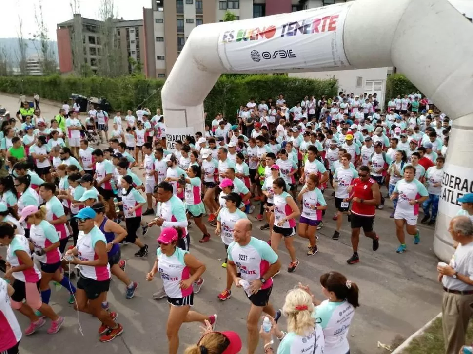 MULTITUDINARIO. Alrededor de 2.500 atletas largaron desde el Open Plaza.  gentileza Rufino Requejo