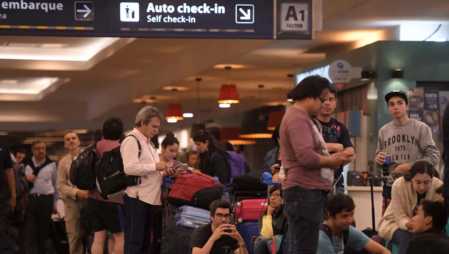 UN CAOS. Miles de pasajeros quedaron varados frente a los mostradores de la compañía en Aeroparque. TÉLAM