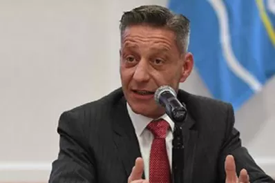 El vicegobernador de Chubut fue electo diputado y debe decidir qué hará tras la muerte de Das Neves