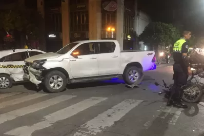 Video: una camioneta 4x4, un auto y una moto chocaron en Junín y Santiago