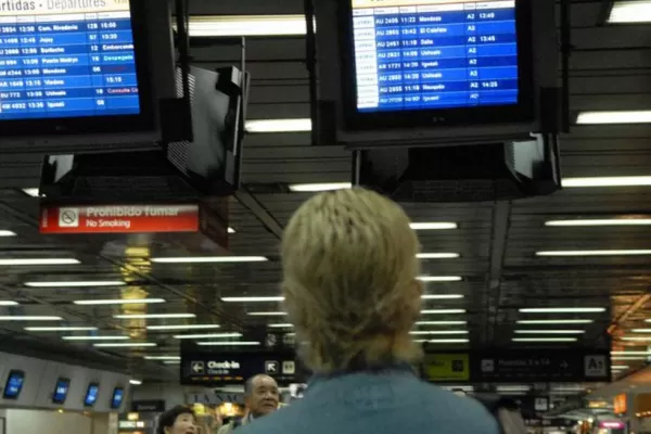 El paro de Aerolíneas se adelantó y dejó varados a 40.000 viajeros