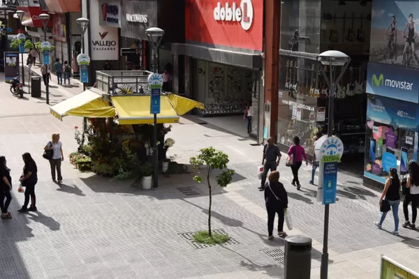 Con la llegada del calor, los comercios de la capital permanecerán abiertos hasta las 21.30