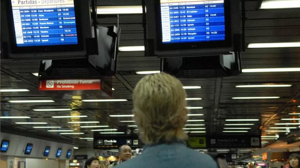 El paro de Aerolíneas se adelantó y dejó varados a 40.000 viajeros