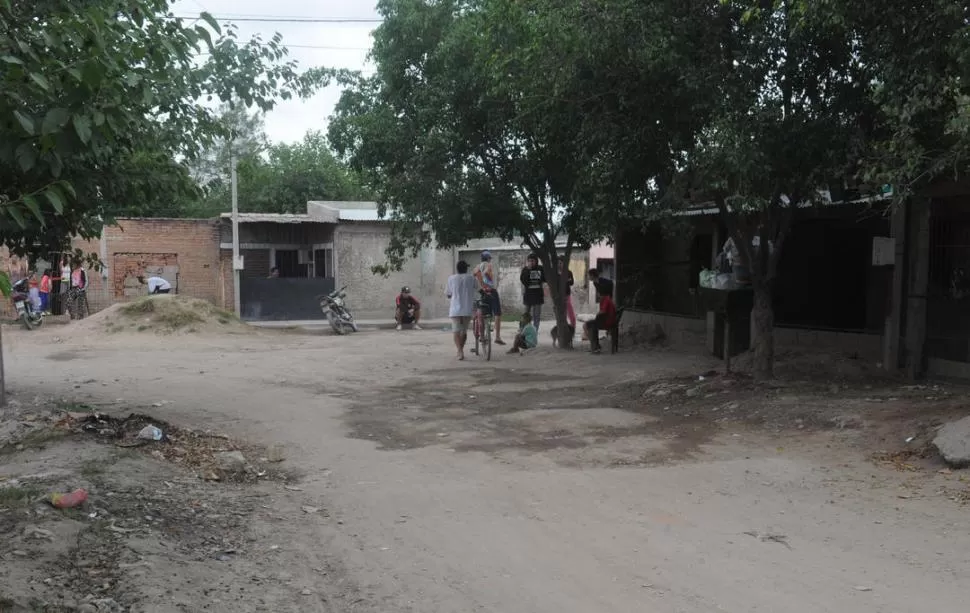 SIN EXPLICACIONES. Los habitantes del humilde barrio donde se produjo el crimen no aportaron datos sobre lo que sucedió entre los hermanos. la gaceta / foto de Antonio Ferroni