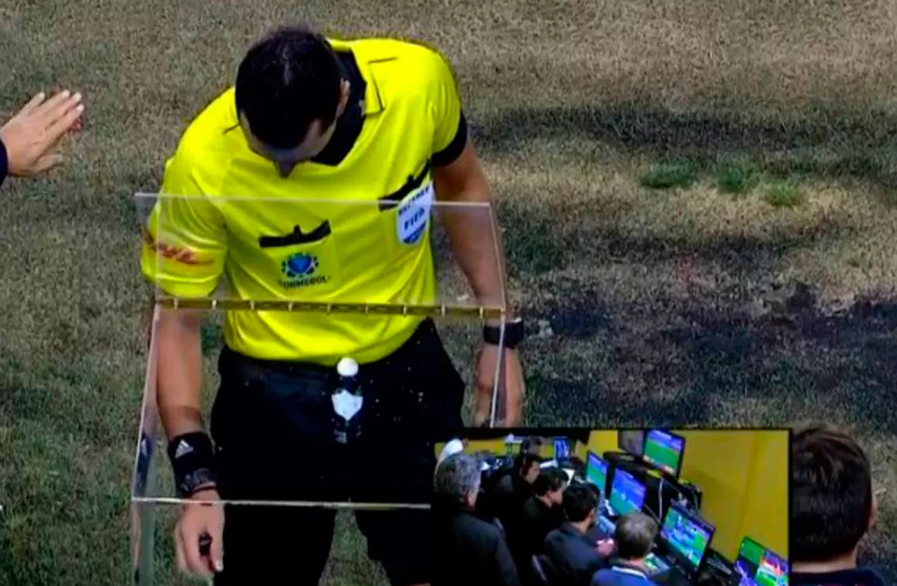 MOMENTO CLAVE. El árbitro del partido analiza la jugada del último penal de Lanús. (FOTO TOMADA DE TWITTER)