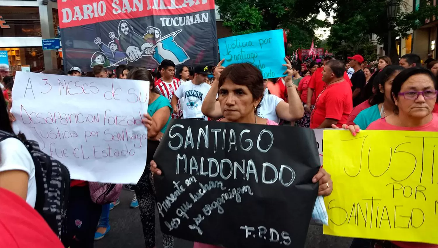 MOVILIZACIÓN. Una nutrida columna de manifestantes marchó de la plaza Urquiza a la Independencia. FOTO TOMADA DE TWITTER.COM/FPDSTUC