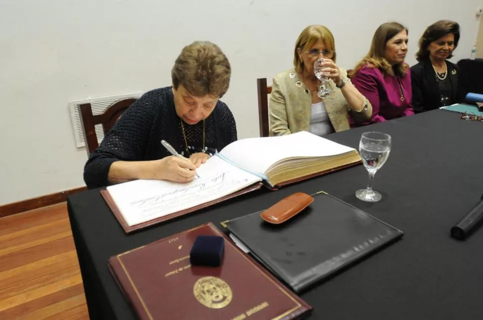 ESCRIBIR UN PENSAMIENTO. Kemelmajer de Carlucci, la rectora Bardón, la decana Seguí y la vicedecana Tejerizo. la gaceta / foto de franco vera