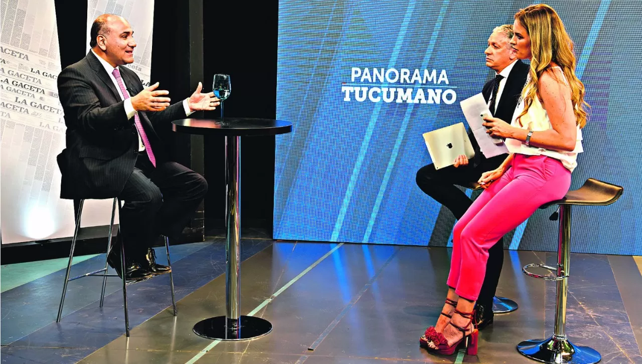 JUAN MANZUR. El gobernador fue entrevistado por Federico Van Mameren y por Carolina Servetto. LA GACETA / JOSÉ NUNO