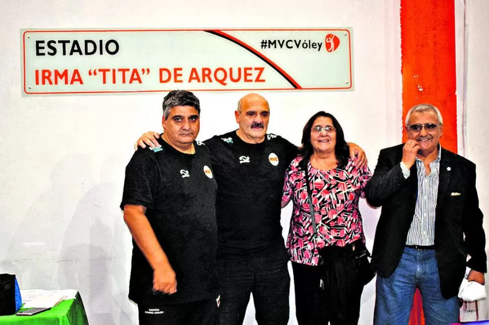 ORGULLO. Luis, “Manolo”, Cecilia y Carlos, hijos de la gran colaboradora del club. 