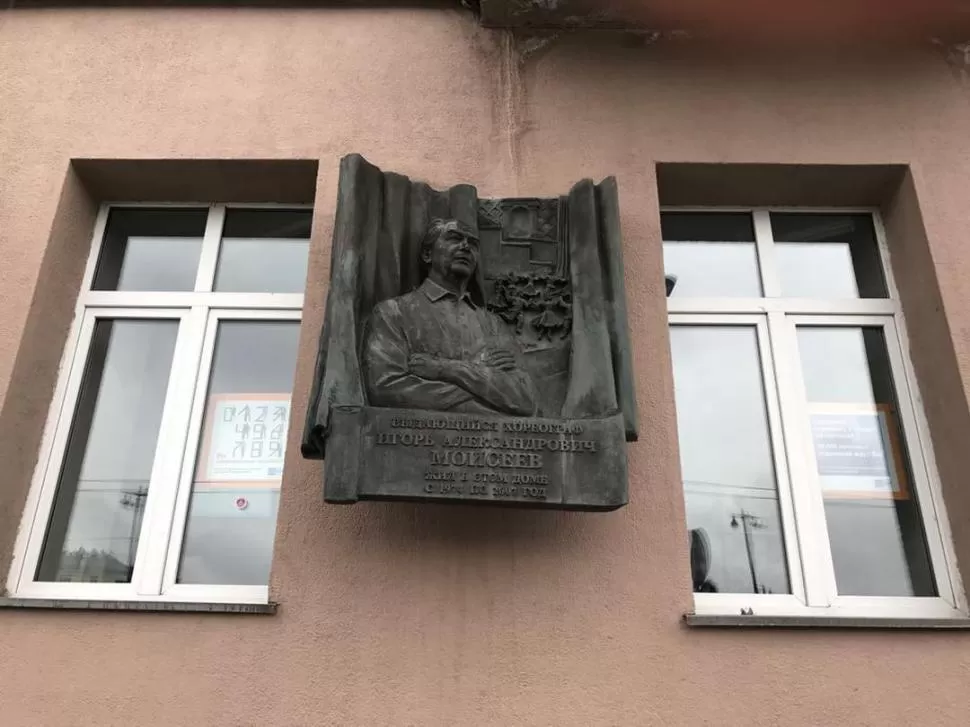 DETALLE DE LA FACHADA. Una placa emerge de la Casa del Malecón. 