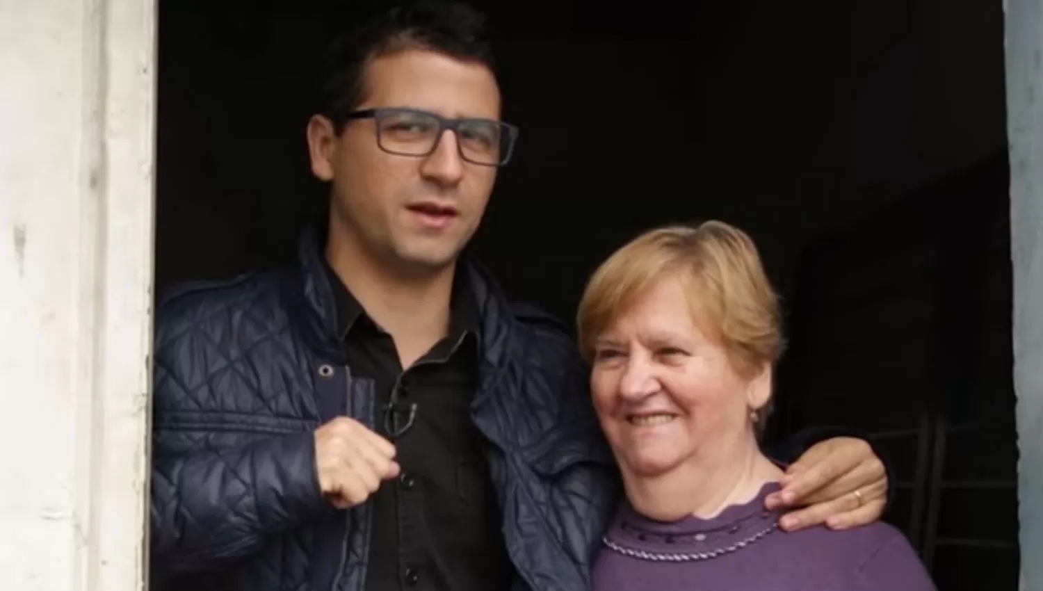 JUNTOS. Miguel y sus mamá, en la puerta de su casa. 