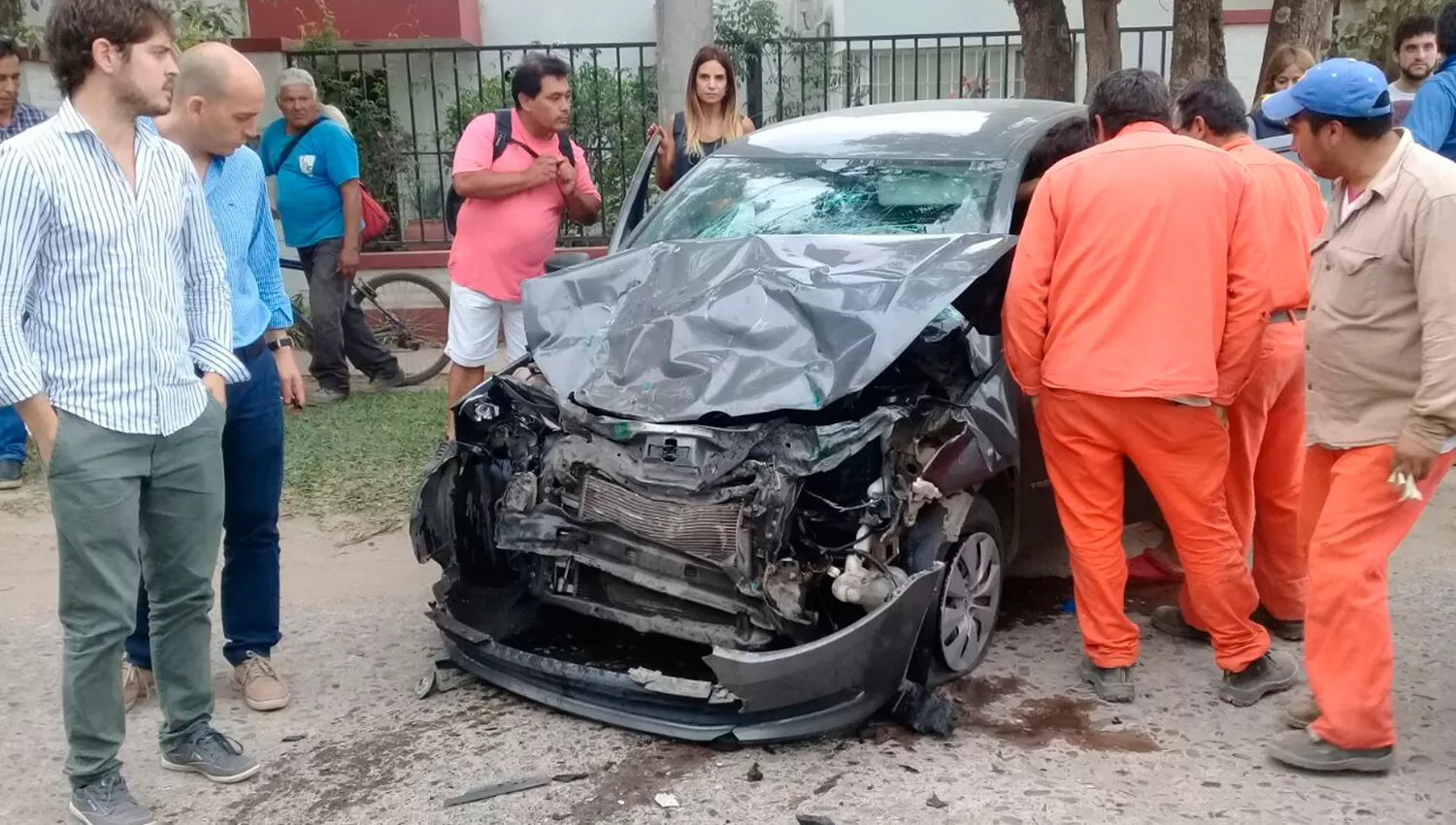 Un colectivo y un auto protagonizaron un violento accidente en Yerba Buena