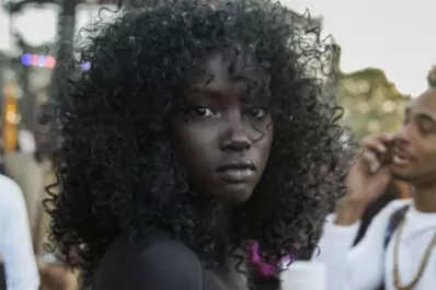 Quién es la joven africana que causa furor en las redes gracias a una foto viral