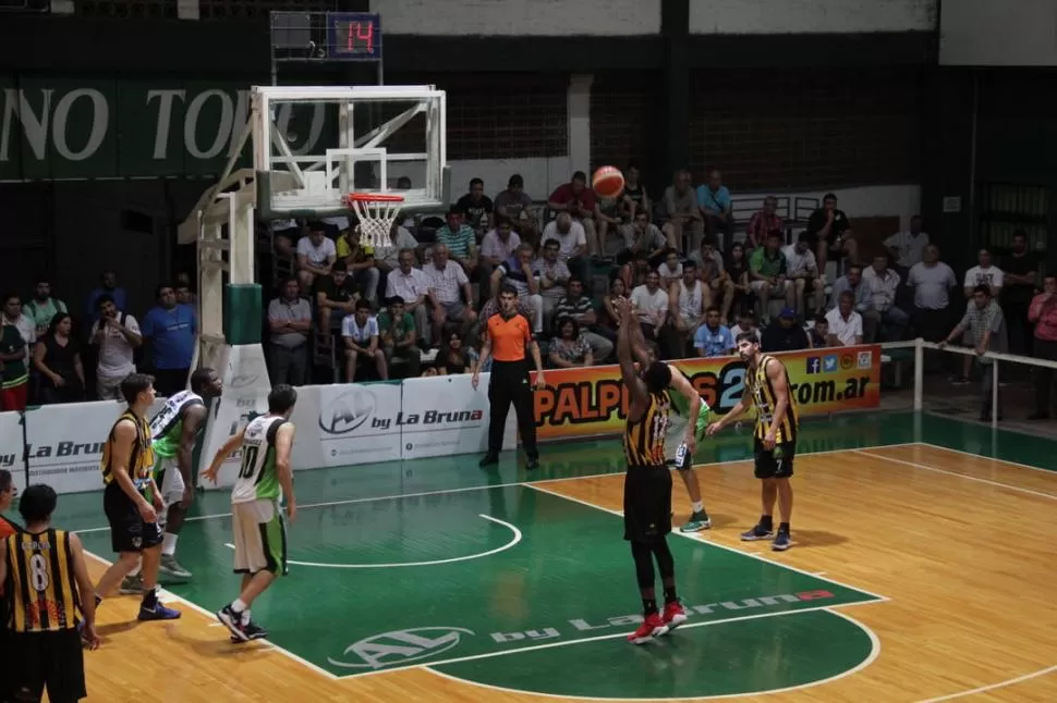 APORTE FORÁNEO. George Valentine lanza uno de los seis tiros libres que ejecutó el miércoles, ante Hindú; el estadounidense terminó el encuentro con 18 puntos. foto de Facundo Flórez / prensa talleres