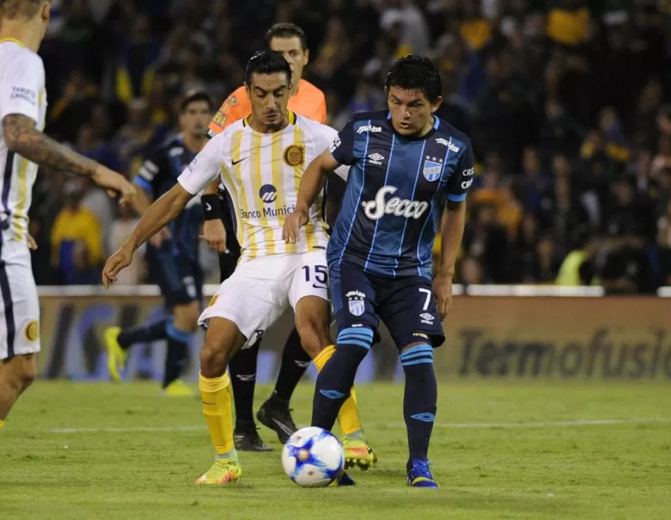 LA ÚLTIMA VEZ EN ROSARIO. Rodríguez la para ante Camacho, durante el último partido que jugó Atlético contra Central. foto de Marcelo Manera (archivo)