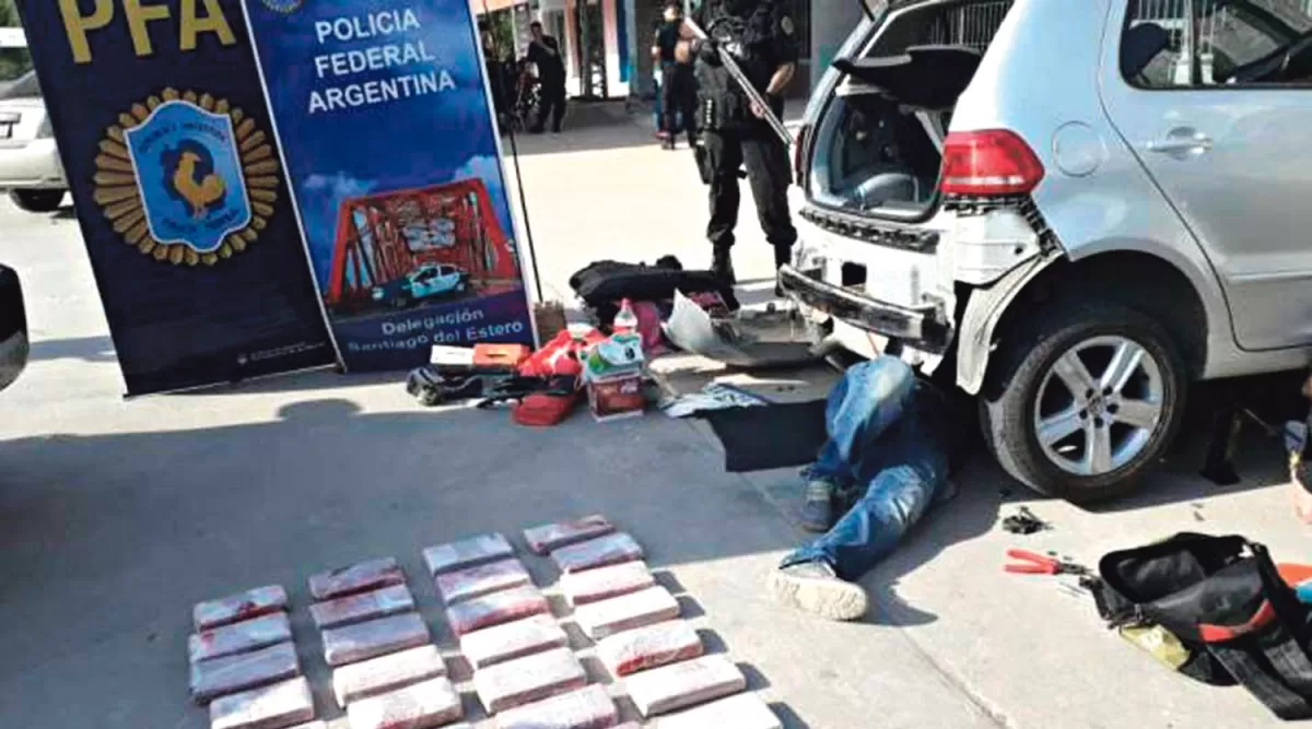 EL DÍA DE LA CAÍDA. Los federales encuentran la droga que tenía oculta la organización narco en un vehículo.